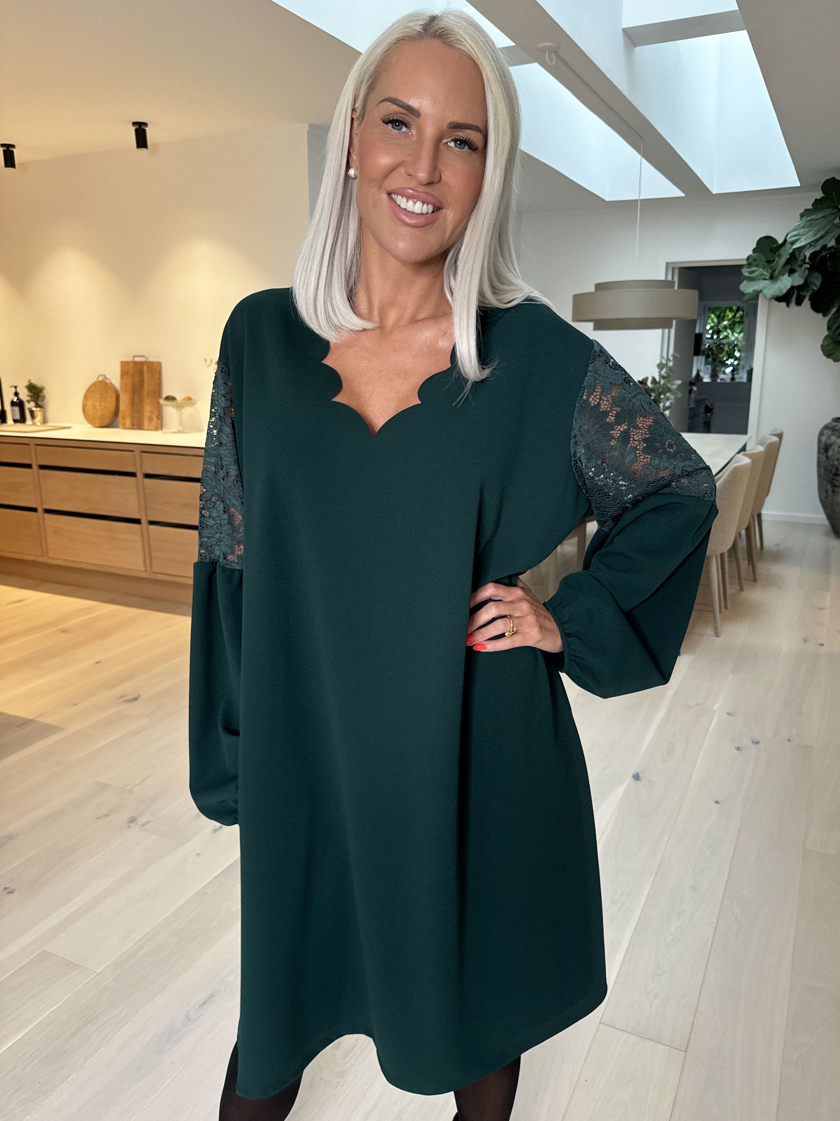 Romance - Fin klänning med ärmar i spets